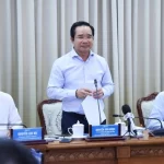 ホーチミン市の2025年社会経済状況総括会議で発言するホーチミン市人民委員会のグエン・ヴァン・ドゥック主席