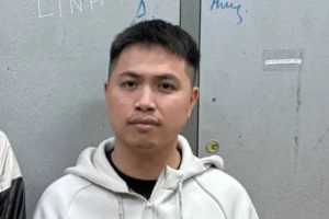 恐喝の疑いで逮捕されたグエン・ミン・コン（35歳、通称コン・ハウ）容疑者
