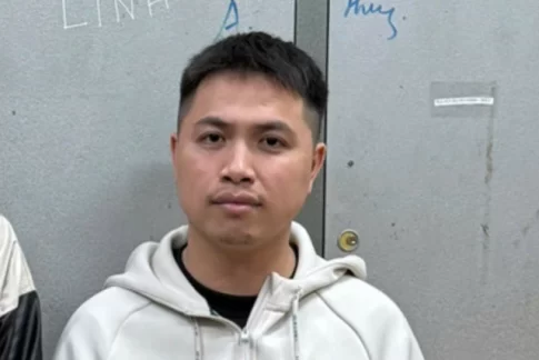 恐喝の疑いで逮捕されたグエン・ミン・コン（35歳、通称コン・ハウ）容疑者