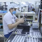 ベトナムの工場で働く従業員