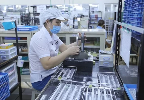ベトナムの工場で働く従業員
