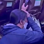トラックを追いかけて暴走するバスの車内で倒れこむ人