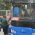 運転中に意識を失った路線バスの運転手を運び出す乗客