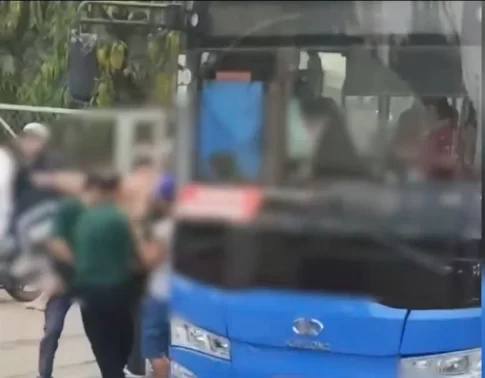 運転中に意識を失った路線バスの運転手を運び出す乗客