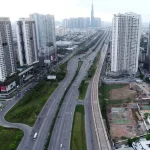 ホーチミン市内で建設が進む高層ビルと道路