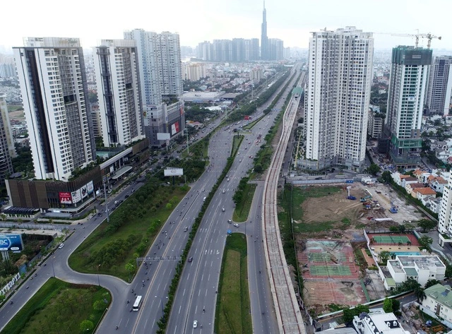 ホーチミン市内で建設が進む高層ビルと道路