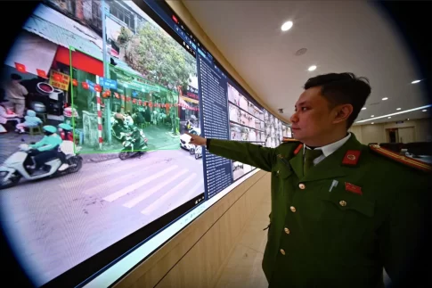 AIカメラで歩道の違反行為を確認するハノイ警察