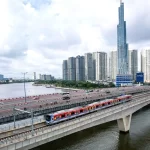 サイゴン橋を通過するホーチミン市のメトロ1号線