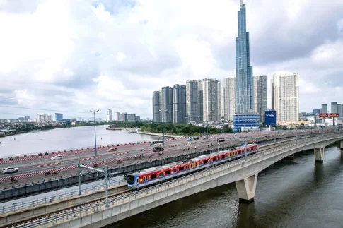 サイゴン橋を通過するホーチミン市のメトロ1号線