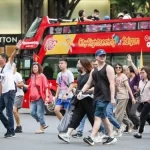 ホーチミン市内を観光する中国人の団体旅行者