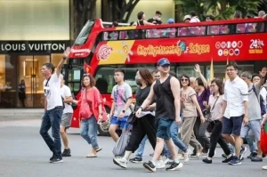 ホーチミン市内を観光する中国人の団体旅行者