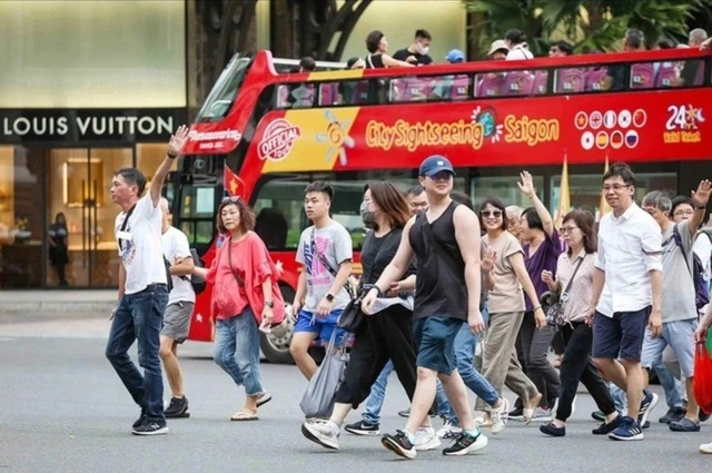 ホーチミン市内を観光する中国人の団体旅行者
