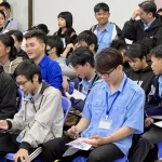 ホーチミン市内で開催されたジョブフェアに参加するベトナム人の若者たち
