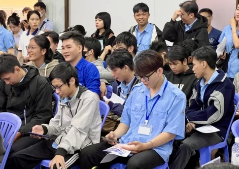 ホーチミン市内で開催されたジョブフェアに参加するベトナム人の若者たち