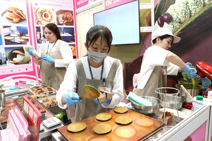 マスダックが展示会場で行ったパンケーキのデモンストレーション