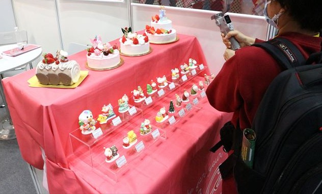 アートキャンディーが展示したケーキに載せる食べられる人形たち、「メレンゲドール」