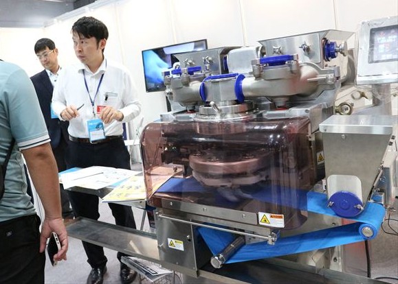 レオン自動機が展示した包餡機