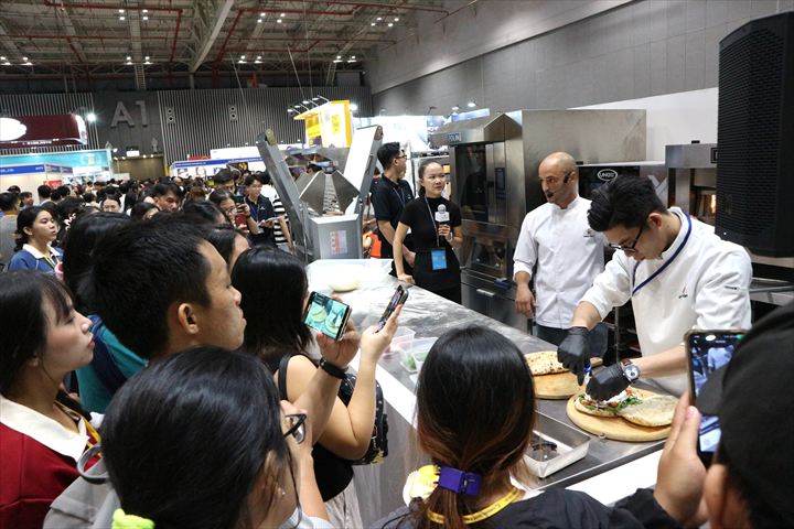 VIBS 2025でパン作りの実演に集まる人々