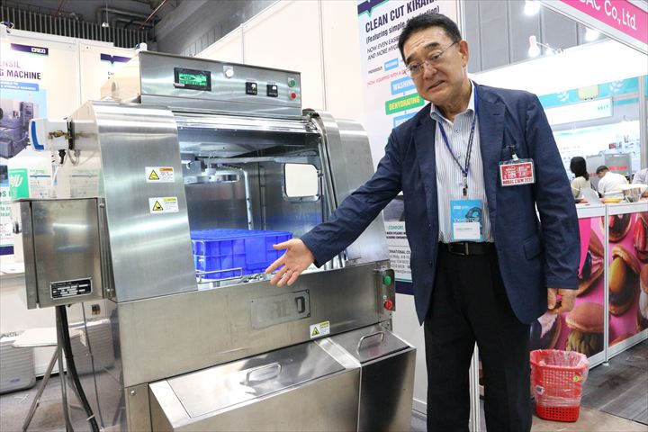 業務用洗浄機メーカーのクレオが展示した自動洗浄機