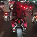 ホーチミン市内をデッドプールのコスプレで無免許のまま大型バイクで走行