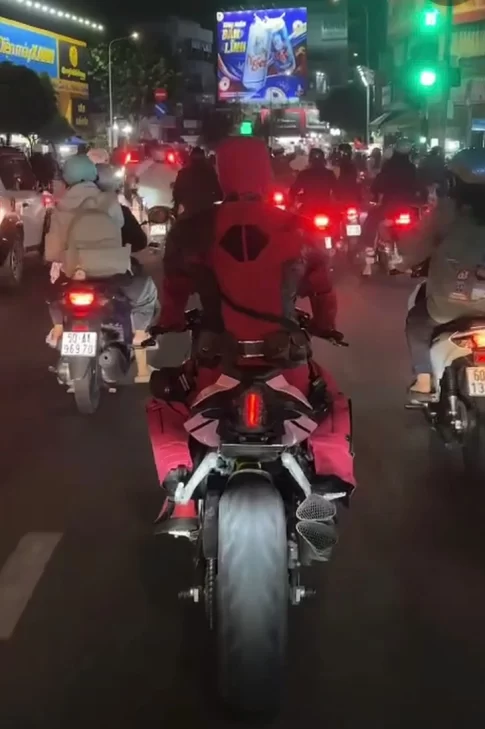 ホーチミン市内をデッドプールのコスプレで無免許のまま大型バイクで走行