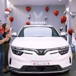 ビンファストの納車セレモニーでEV車を受け取る顧客