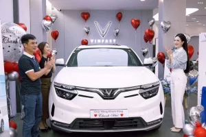ビンファストの納車セレモニーでEV車を受け取る顧客