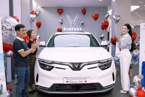 ビンファストの納車セレモニーでEV車を受け取る顧客