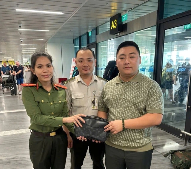 空港の落とし物を持ち主に返却する空港警察職員