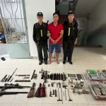 軍用銃と銃弾の販売容疑で逮捕された容疑者と押収された銃器類