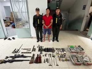 軍用銃と銃弾の販売容疑で逮捕された容疑者と押収された銃器類