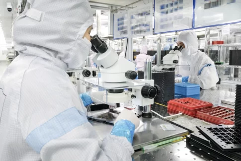 ベトナムの韓国系企業のクリーンルームで製造される電子部品