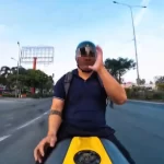 旧ビンズン省内の道路で手放し運転を行ったドライバー