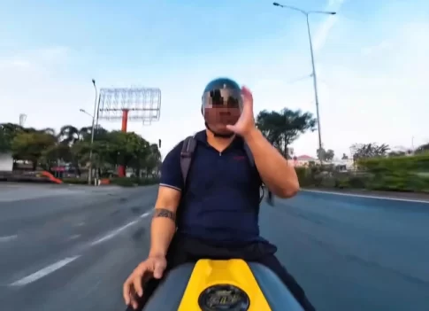 旧ビンズン省内の道路で手放し運転を行ったドライバー