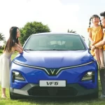 ビンファストが販売するコンパクトSUVのVF6を囲むベトナム人家族