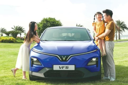 ビンファストが販売するコンパクトSUVのVF6を囲むベトナム人家族