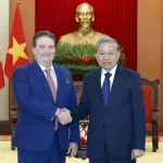 駐越米国大使のマーク・ナッパー氏とベトナムのトー・ラム書記長