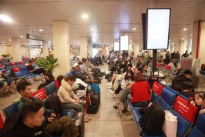 旧正月休みからの帰省で混雑するタンソンニャット空港
