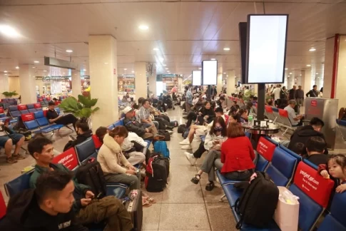 旧正月休みからの帰省で混雑するタンソンニャット空港