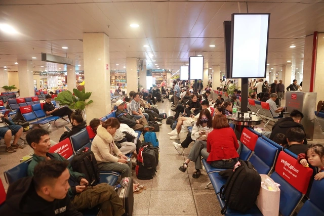 旧正月休みからの帰省で混雑するタンソンニャット空港