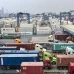 輸出入用のコンテナトラックであふれるベトナムの港