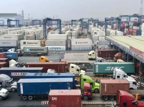 輸出入用のコンテナトラックであふれるベトナムの港