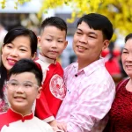 旧正月に家族で記念写真を撮るベトナム人の家族