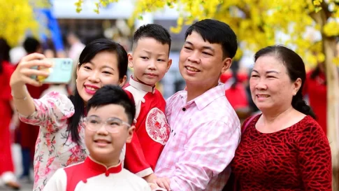 旧正月に家族で記念写真を撮るベトナム人の家族