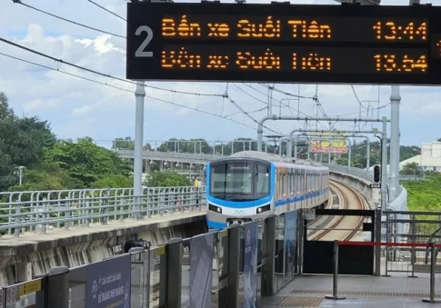 ホーチミン市メトロ1号線を走行中の列車