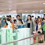 タンソンニャット空港の自動ゲートを利用する乗客たち