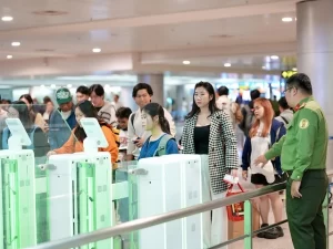 タンソンニャット空港の自動ゲートを利用する乗客たち