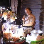 深夜にもかかわらずエガをお見せるホーチミン市内の行商人の女性