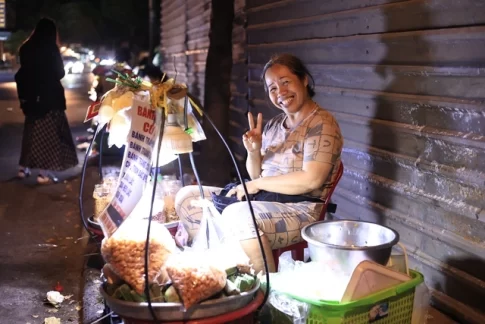 深夜にもかかわらずエガをお見せるホーチミン市内の行商人の女性