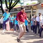 休み時間に生徒と教師が縄跳びをして交流するベトナムの高校